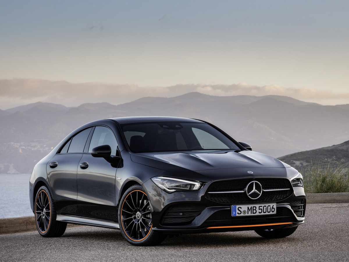 Mercedes-Benz CLA Coupé PHEV negro aparcado