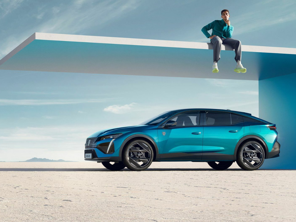 Peugeot 408 de color azul visto de perfil, con carrocería elevada tipo fastback y llantas deportivas, estacionado en un entorno abierto y luminoso con arquitectura minimalista.