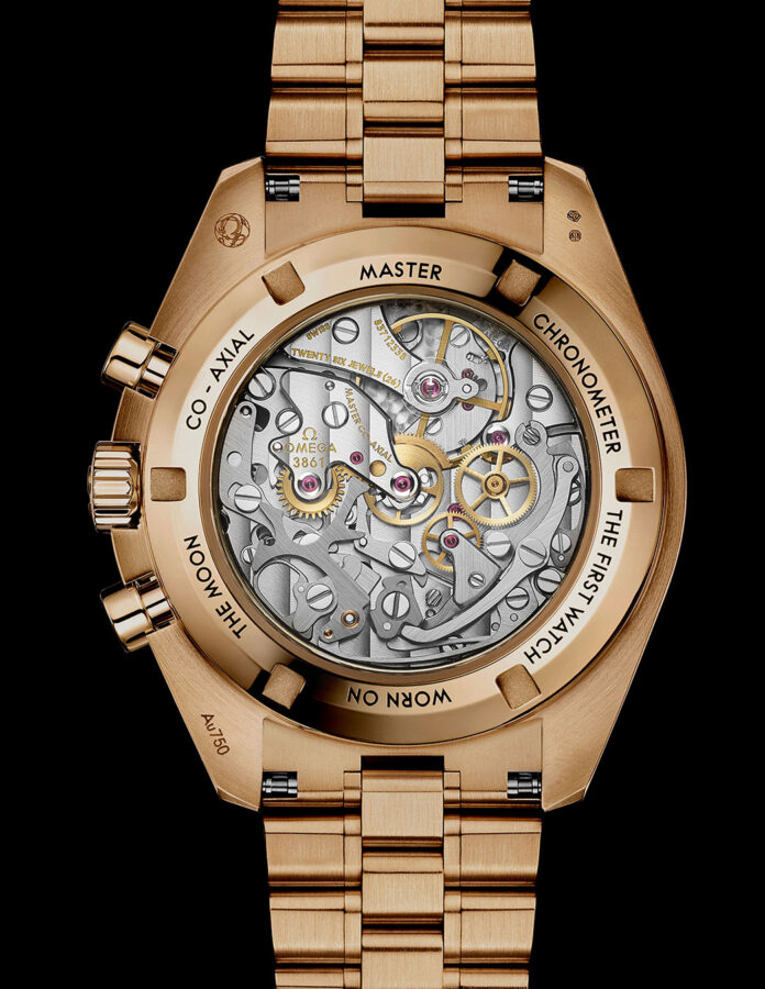 Fondo transparente del Omega Speedmaster Moonwatch en oro Moonshine con calibre Co-Axial Master Chronometer 3861 visible