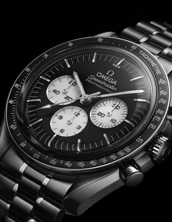 Esfera negra y blanca del Omega Speedmaster Moonwatch de acero con subesferas blancas y agujas luminiscentes