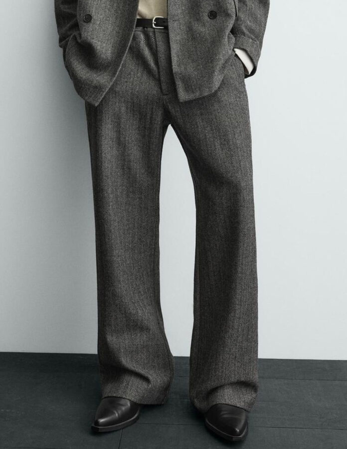 Pantalón de vestir de Zara en tejido de espiga con lana, pernera recta y cintura clásica