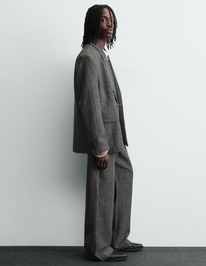 Vista lateral del pantalón de traje en espiga con lana de Zara, corte relajado y bajo amplio