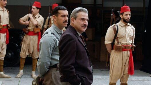Alberto San Juan vestido con traje negro y Mario Casas de militar en una escena de la película La cena.