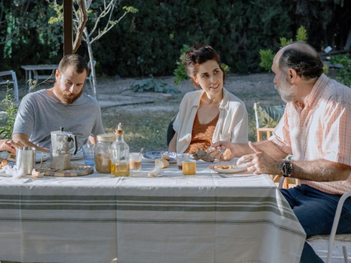 Álvaro Cervantes sentado a la mesa desayunando con la actriz Miriam Garlo y Pepe Galera en la película Sorda.