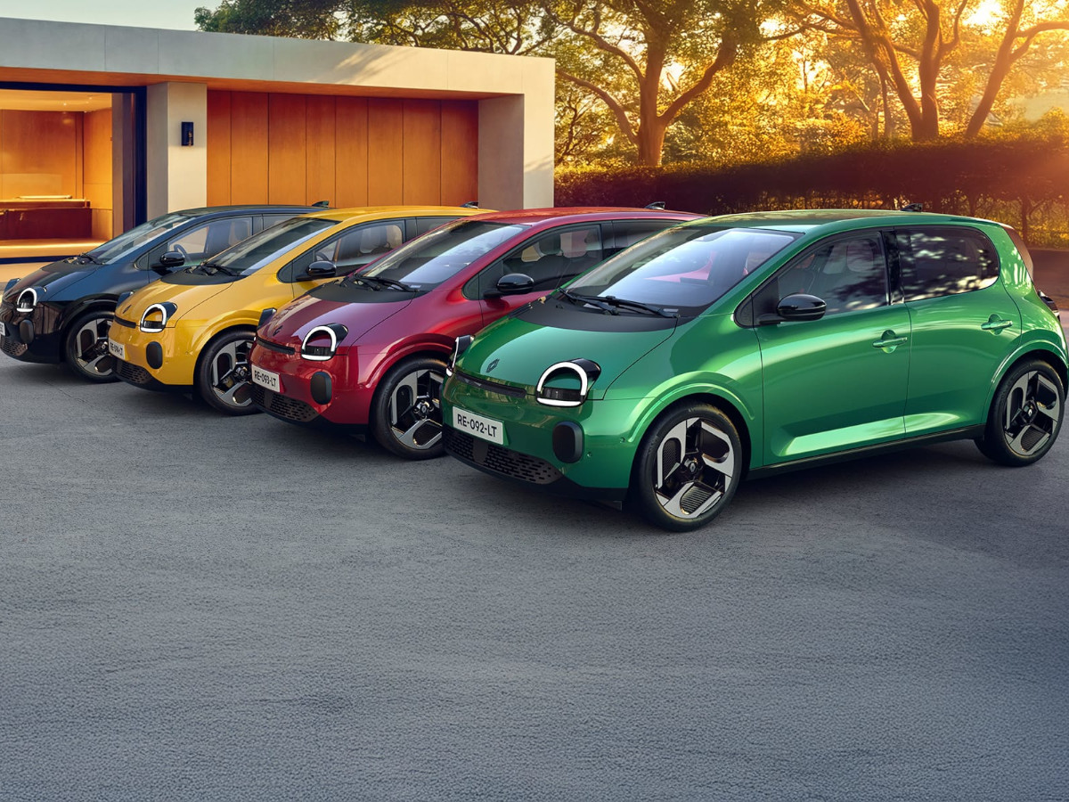 Fila de Renault Twingo E-Tech aparcados de diferentes colores