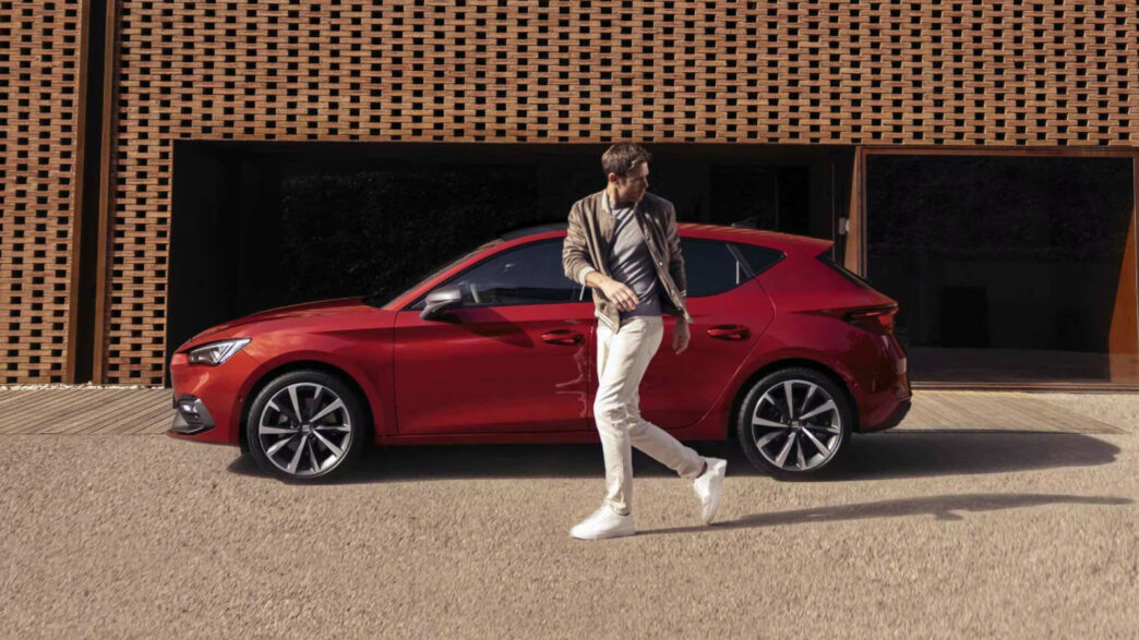 Seat león Rojo estacionado imagen para ilustrar una guía sobre qué coche comprar en 2026