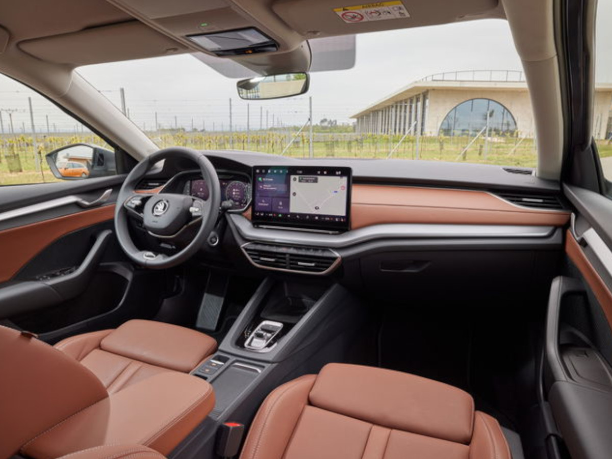 Interior del Skoda Octavia Combi naranja