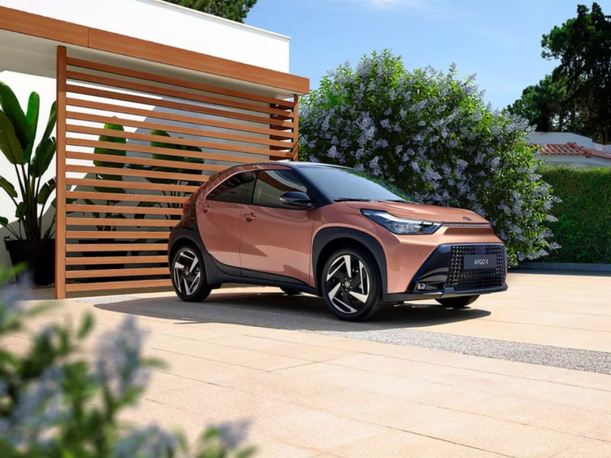 Toyota Aygo X Cross color cobre