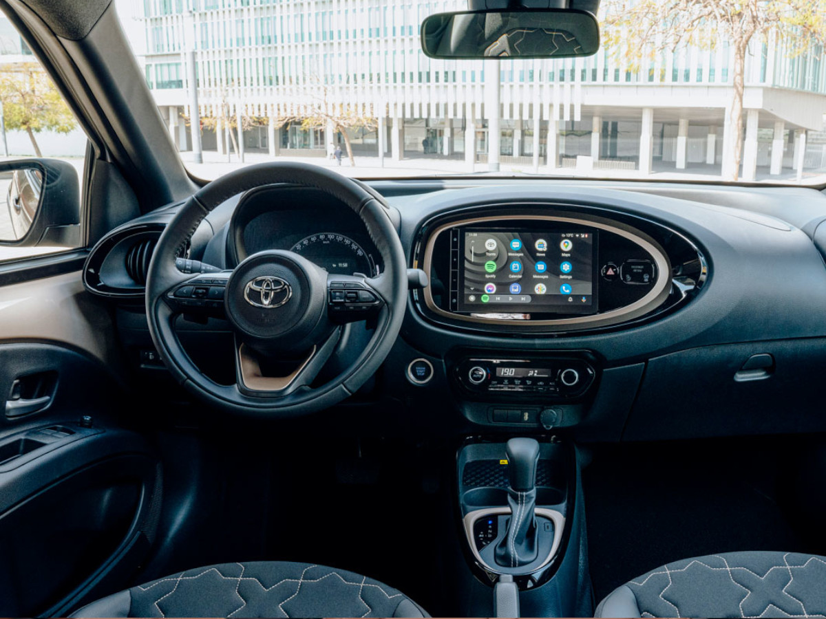 Interior del Toyota Aygo X Cross