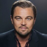 Leonardo DiCaprio bate récord con su séptima nominación en los premios BAFTA Primer plano del actor Leonardo DiCaprio mirando fíjamente a la cámara con una chaqueta negra.
