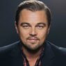Primer plano del actor Leonardo DiCaprio mirando fíjamente a la cámara con una chaqueta negra.