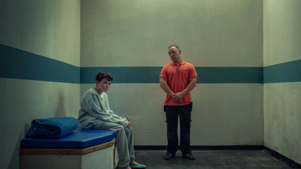 Stephen Graham y Owen Cooper en una escena en la cárcel en la serie Adolescencia de Netflix.