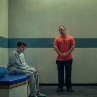 Es oficial: Adolescencia tendrá una segunda temporada en Netflix, aunque habrá que esperar un tiempo Stephen Graham y Owen Cooper en una escena en la cárcel en la serie Adolescencia de Netflix.