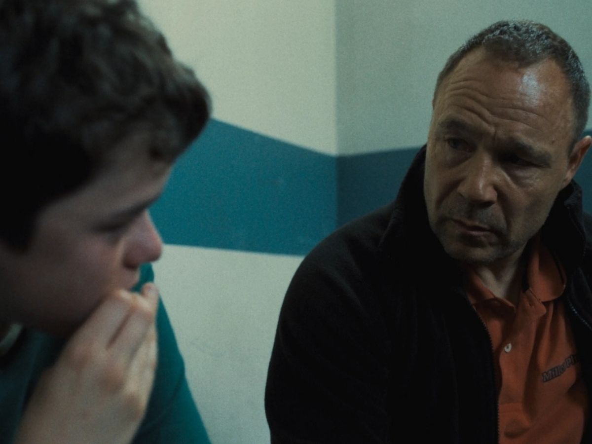Owen Cooper y Stephen Graham emocionados en una escena de la miniserie Adolescencia estrenada en Netflix.