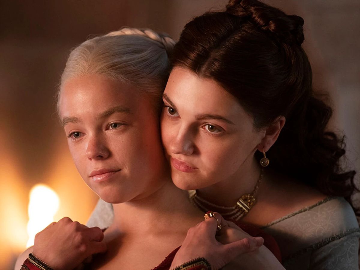Personajes Rhaenyra Targaryen y Alicent Hightower abrazadas en una escena íntima de La casa del dragón, secuela de Juego de Tronos en HBO.