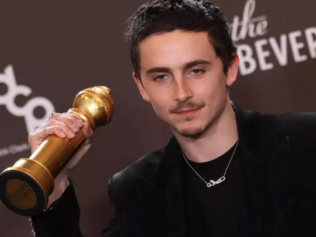 El actor Timothée Chalamet posa con su primer Globo de Oro