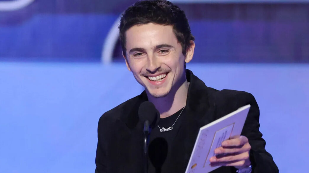 El actor Timothee Chalamet recogiendo su primer Globo de Oro el pasado domingo 11 de enero de 2026