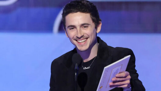 El actor Timothee Chalamet recogiendo su primer Globo de Oro el pasado domingo 11 de enero de 2026