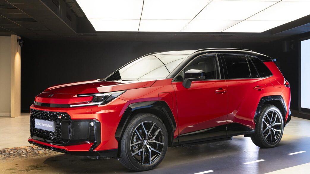 Toyota RAV4 2026 en color rojo con nuevo diseño exterior Hammerhead