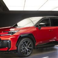 Toyota actualiza su SUV estrella: RAV4 2026 con 100 km de autonomía y pantalla de 12,9 pulgadas, desde 43.500 € Toyota RAV4 2026 en color rojo con nuevo diseño exterior Hammerhead