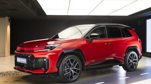 Toyota RAV4 2026 en color rojo con nuevo diseño exterior Hammerhead