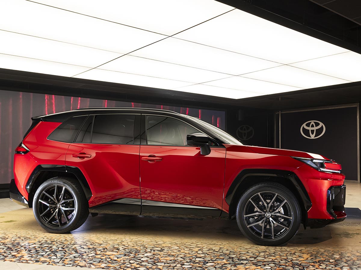 Perfil lateral del Toyota RAV4 2026 con llantas y carrocería bicolor