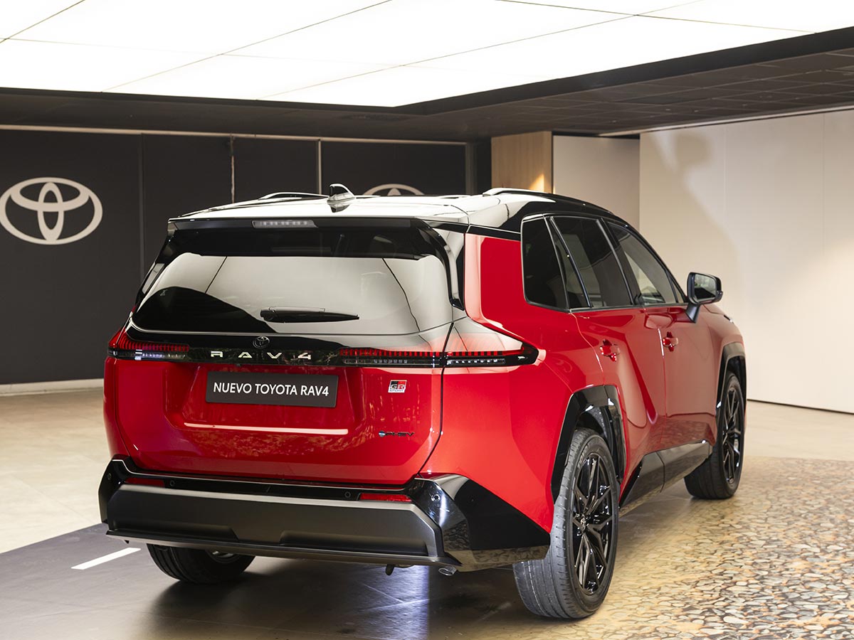 Vista trasera del Toyota RAV4 2026 con nuevo diseño y firma lumínica