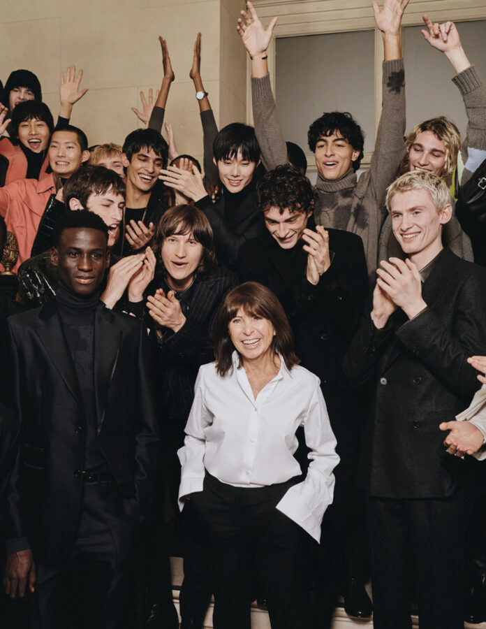 Véronique Nichanian rodeada de modelos aplaudiendo al finalizar su último desfile, después de 37 años, para Hermès.