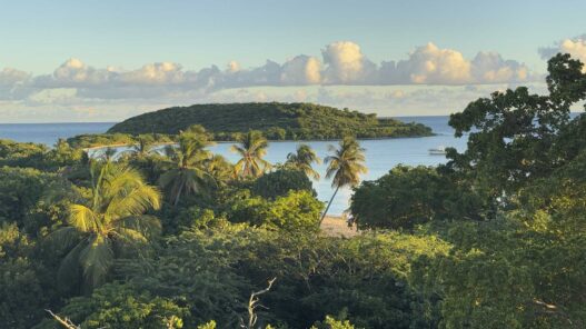 Vistas de la playa Esperanza, en la isla de Vieques, Puerto Rico.