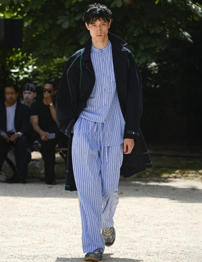 modelo de la firma White Mountaineering desfilando con un look pijamero temporada primavera/verano 2026