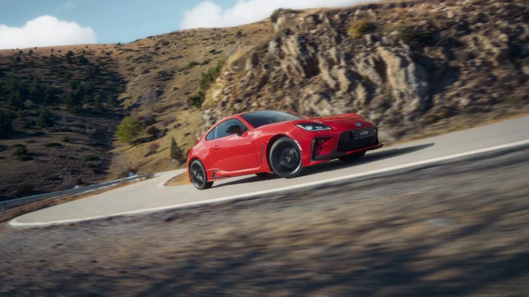 Toyota Gr86 rojo circulando por una carrtera de montaña