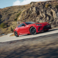 Qué coche comprar si haces 5.000 km al año: 10 coches que tienen sentido cuando usas poco el coche Toyota Gr86 rojo circulando por una carrtera de montaña