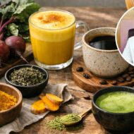 David Céspedes, experto en longevidad: “Estas 5 bebidas son oro para tu cerebro” Fotografía de un bodegón de ingredientes naturales y zumos que son sanos para el cerebro. En la esquina superior derecha se muestra un retrato del experto en longevidad David Céspedes.