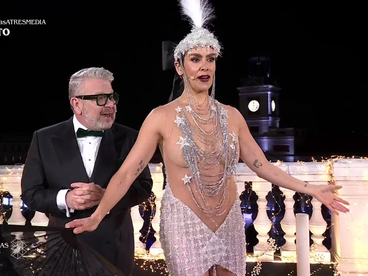 Primer plano de Alberto Chicote y Cristina Pedroche presentando las Campanadas con looks de fiesta en la Puerta del Sol.