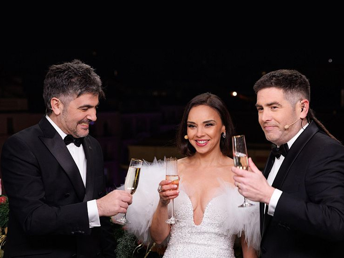 Estopa y Chenoa brindando con cava en la retransmisión de las Campanadas 2025-2026.