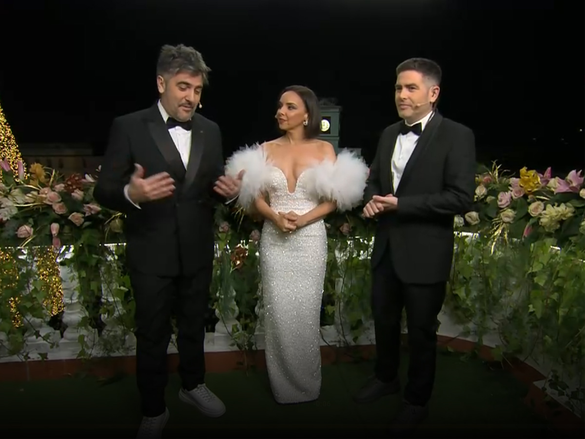 Estopa y Chenoa presentando las Campanadas con esmoquin negro y vestido blanco en Puerta del Sol.