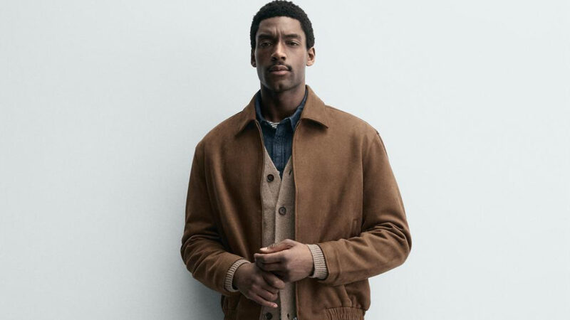 modelo africano vestido muy elegante con una chaqueta efecto ante marrón de Zara