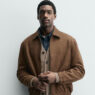 modelo africano vestido muy elegante con una chaqueta efecto ante marrón de Zara