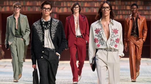 Collage que muestra a diferentes modelos masculinos desfilando durante el desfile de la firma Amiri otoño invierno 2026 en París