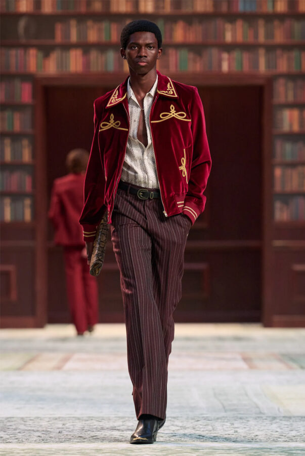 modelo desfilando en el desfile Amiri para hombre temporada otoño/invierno 2026-2027