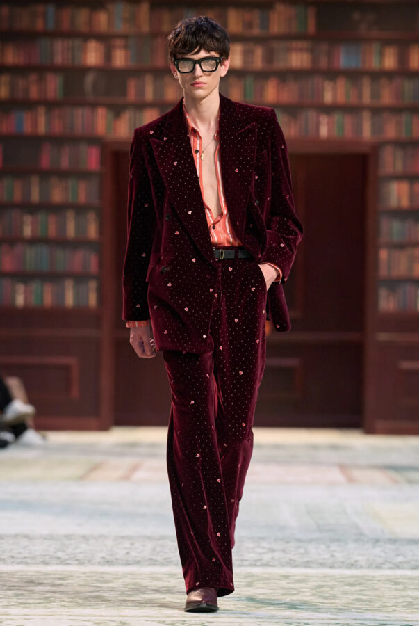 modelo desfilando en el desfile Amiri para hombre temporada otoño/invierno 2026-2027