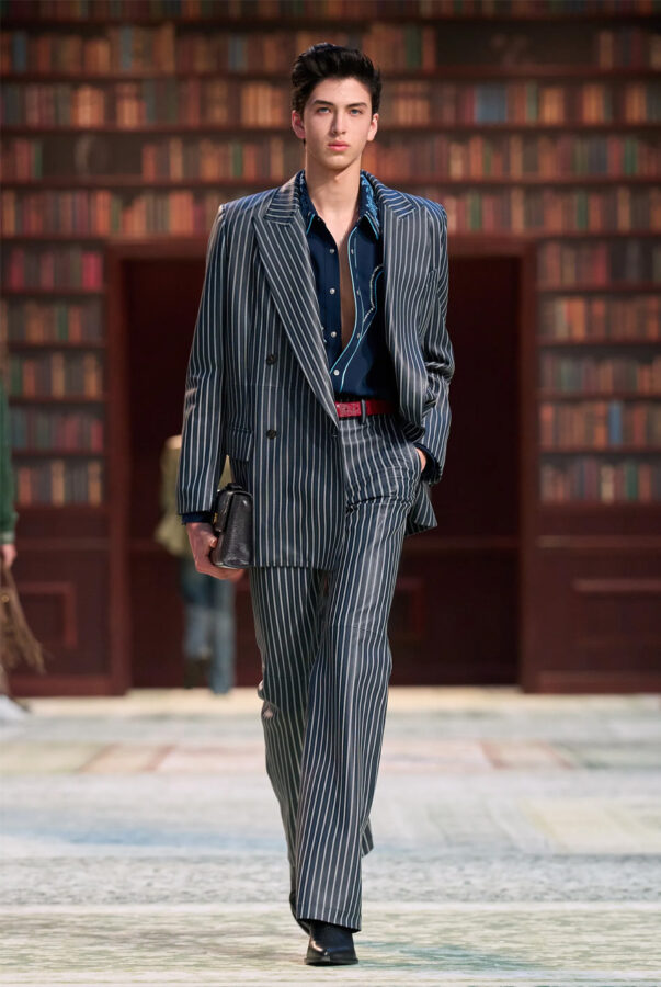 modelo desfilando en el desfile Amiri para hombre temporada otoño/invierno 2026-2027