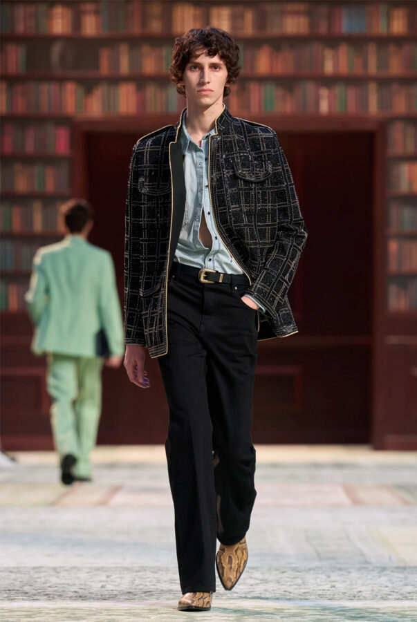 modelo desfilando en el desfile Amiri para hombre temporada otoño/invierno 2026-2027