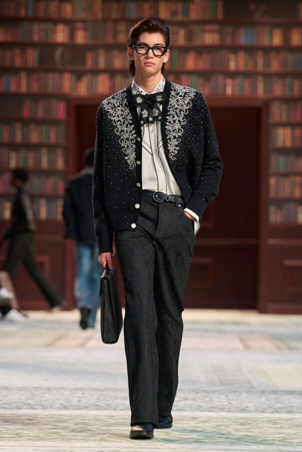 modelo desfilando en el desfile Amiri para hombre temporada otoño/invierno 2026-2027