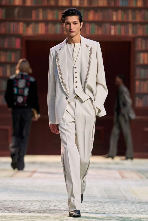 modelo desfilando en el desfile Amiri para hombre temporada otoño/invierno 2026-2027