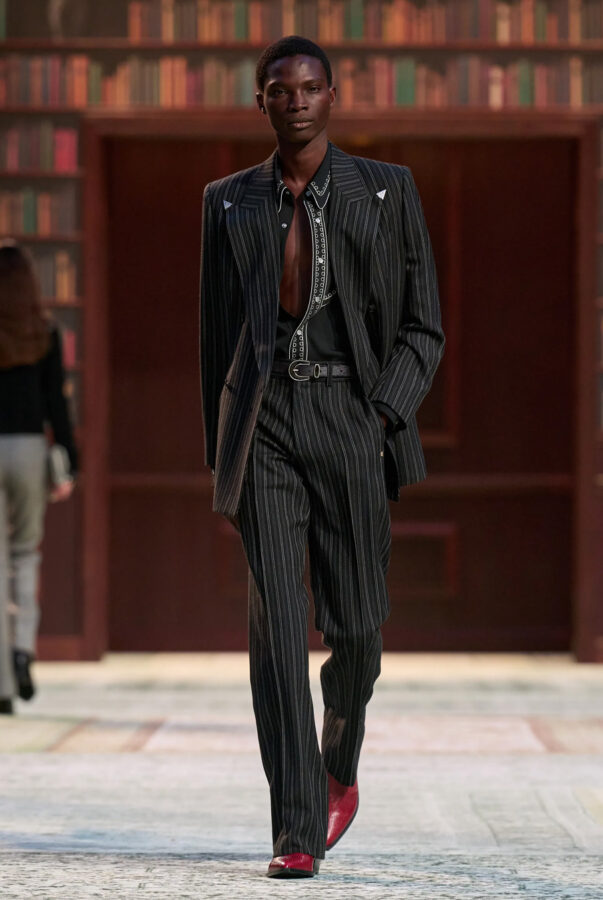 modelo desfilando en el desfile Amiri para hombre temporada otoño/invierno 2026-2027