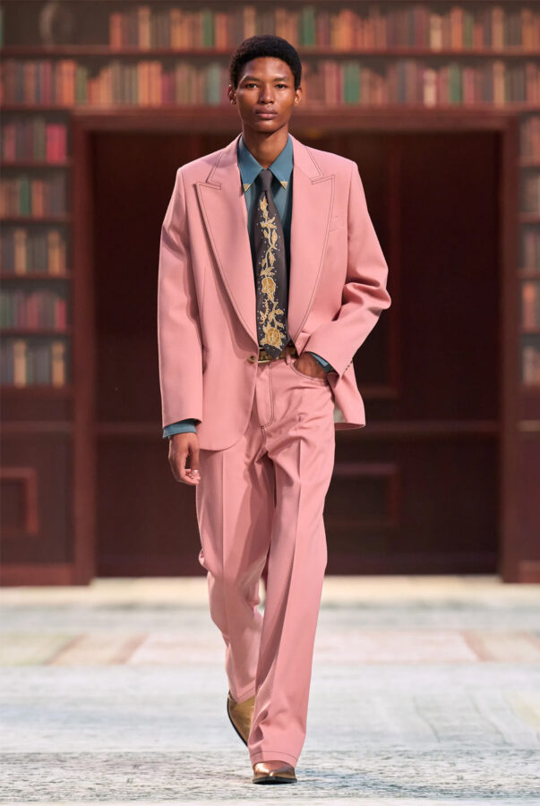 modelo desfilando en el desfile Amiri para hombre temporada otoño/invierno 2026-2027