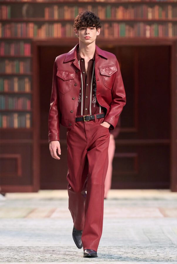 modelo desfilando en el desfile Amiri para hombre temporada otoño/invierno 2026-2027