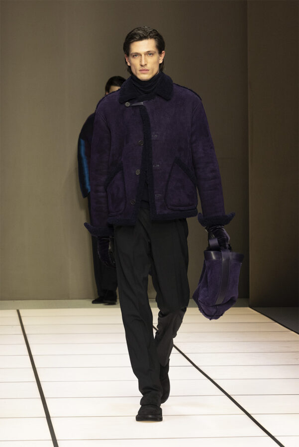 modelo desfilando durante el desfile del diseñador Giorgio Armani colección otoño/invierno 2026-2027