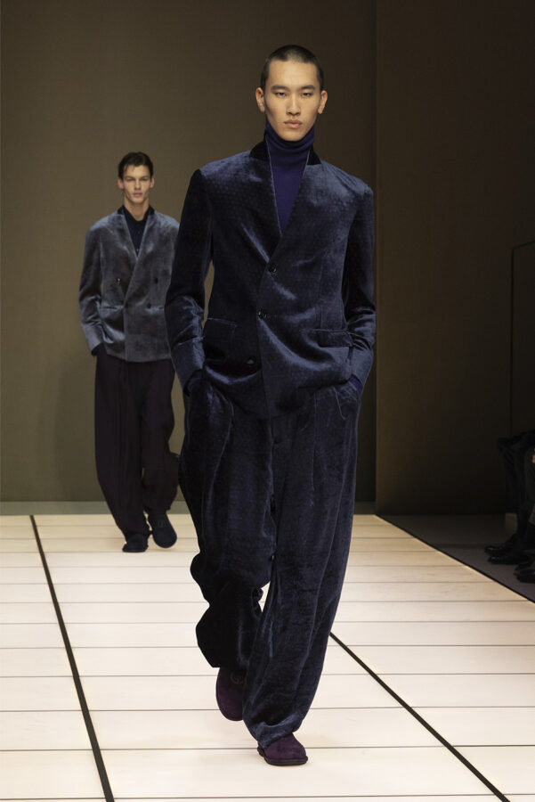 modelo desfilando durante el desfile del diseñador Giorgio Armani colección otoño/invierno 2026-2027
